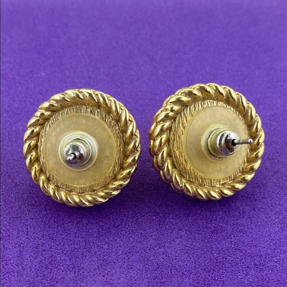 💛 Elegant Gold Plated Cream Pearl Stud Earrings - Picture 2 of 4